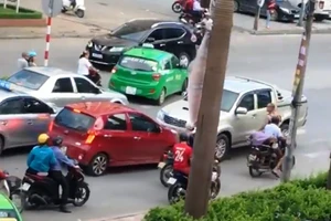 Tài xế lùi ô tô tông chết người sau khi chặn xe vợ, cự cãi