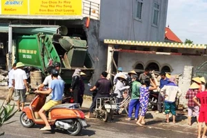 Ngồi trong nhà vẫn bị xe chở rác lao vào đâm gãy xương sống