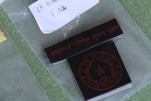 1 người làm giả con dấu của cơ quan cảnh sát điều tra