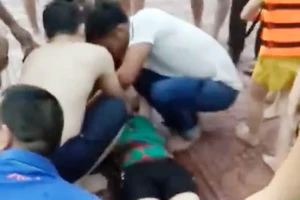 Một phụ nữ bất tỉnh tại bể bơi nghi do rò điện