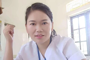 Vợ ăn lá ngón tự tử vì nghi chồng gọi điện cho bồ