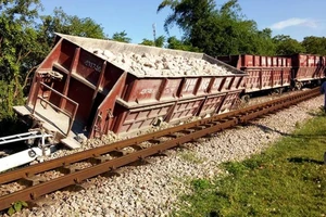 Toa tàu gãy trục văng khỏi ray, đường sắt Bắc-Nam ách tắc