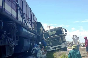 Lại tai nạn đường sắt: Tàu hỏa đâm xe bồn