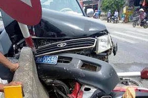 Ô tô biển xanh tông xe máy làm 2 người bị thương