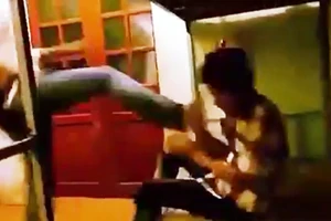Đạp chân vào mặt, đánh học sinh lớp 9 rồi quay video 