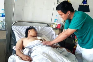 Cứu sống ngoạn mục thanh niên 18 tuổi bị dao đâm xuyên tim 