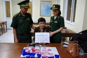  Bắt giữ một phụ nữ giấu 4.800 viên ma túy trong quần và giày