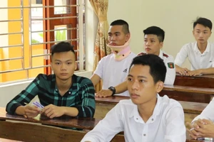 Nẹp cổ, chống nạng đến phòng thi