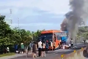Xe giường nằm cháy trên quốc lộ 1A, 23 hành khách hốt hoảng