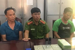 Nguyễn Văn Tòa và Hồ Sỹ Long cùng tang vật tại cơ quan công an.