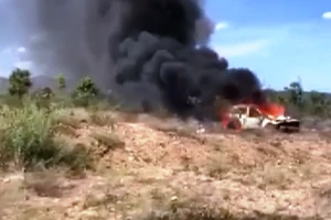 Xe Mercedes tiền tỉ cháy trơ khung sắt ở Nghệ An