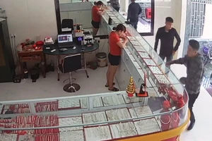 Bắt 2 kẻ đóng mác nhà giàu đi lừa nhiều tiệm vàng 