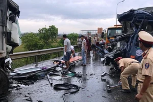 3 ô tô đâm nhau kinh hoàng, tài xế chết trong cabin 