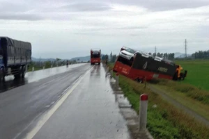 Ô tô đầu kéo chở 7 xe hơi lao xuống ruộng