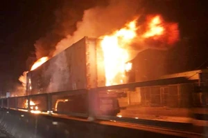 Sau tiếng nổ lớn, xe container cháy ngùn ngụt trên quốc lộ