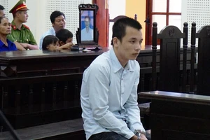 Hoãn xử vì cháu thẩm phán cưới người thân phía bị hại