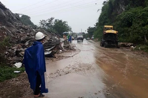 Đá lăn xuống quốc lộ, giao thông ách tắc