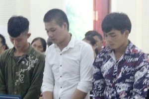 Thanh niên giữ người yêu 17 tuổi cho 2 bạn hiếp dâm