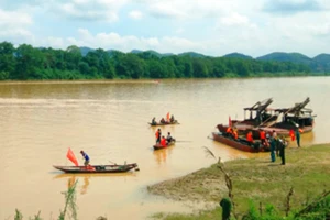 Con gái gào khóc tìm cha, mẹ mất tích trên sông Lam