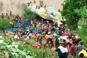 Container lao vực sâu, hàng trăm người dân xúm gom hoa quả