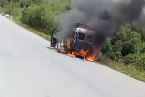 Xe tang cháy dữ dội, người thân ôm lọ tro cốt xuống đường