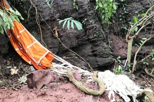 Dân mang nộp các mảnh vỡ tại khu vực Su-22 rơi 