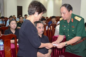 Gia đình 2 liệt sĩ phi công cảm ơn người dân làng Dừa