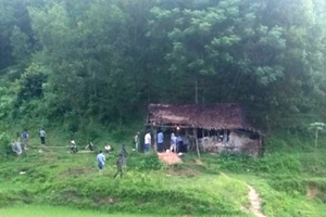 Thấy cha chém mẹ, con trai 7 tuổi chạy đi tìm người đến cứu 