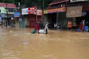 Lũ cuốn 4 người ở Nghệ An, cô lập nhiều địa phương