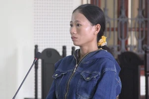 1 phụ nữ cắm nhẫn vàng để buôn ma túy