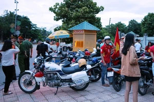 Video: Xử lý nhiều xe 'đi bão' sai luật sau bán kết VN-HQ