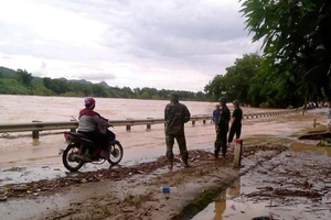 Lũ từ Lào cuộn cuộn đổ về, quốc lộ 7 chìm trong nước