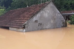 Thủy điện đồng loạt xả lũ, nhà ngập, quốc lộ 7A ách tắc