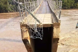 Lũ khủng khiếp cuốn đứt chân đường dẫn lên cầu treo Chôm Lôm