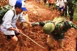 Video: Giáo viên bị... sụp bùn khi cõng gạo cứu đói học sinh 