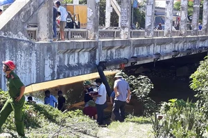 Thi thể người đàn ông cởi trần trôi trên sông Vinh 