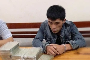 Lợi dụng sau mưa lũ, ôm 10 bánh ma túy vào Việt Nam