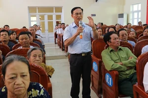 Căng thẳng đối thoại vì cắt đường xây bệnh viện cổ phần