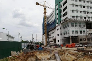 Vì sao dân phản đối xén đường giao thông xây bệnh viện?