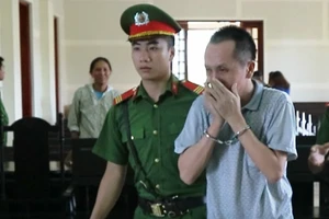 Thầy giáo ôm mặt khóc sau khi bị tuyên án tử hình 