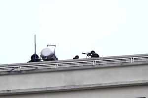 Hơn 100 cảnh sát và lính bắn tỉa đang vây bắt kẻ ôm vũ khí 