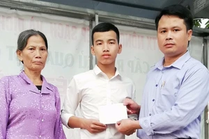 Trao tiền giúp đỡ học sinh khó khăn bị vật 'lạ' phát nổ 