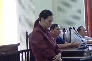 'Người nhà' chủ tịch tỉnh gục khóc nức nở khi bị tuyên án tù