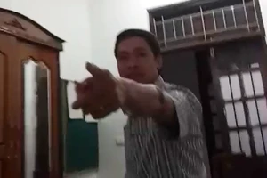 Trưởng phòng vung ghế, ném giày xin nhận khiển trách
