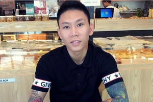 Nhặt được súng bên đường đem đến quán nhậu bắn người