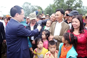 Phó Thủ tướng dự Ngày hội Đại đoàn kết ở xóm Thanh Lương