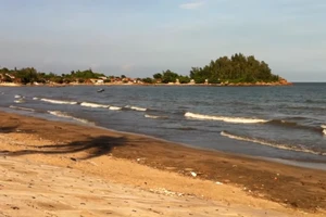 Thi thể cô gái trẻ bên bờ biển