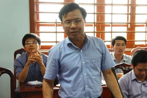 Vắng họp, 2 chủ tịch huyện phải giải trình