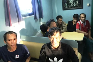 Cứu 7 ngư dân gặp nạn cạn kiệt gạo và nước ngọt trên biển