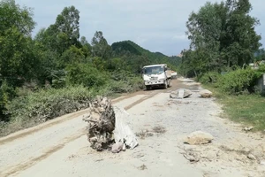 Người dân lại chặn xe chở đất đá thi công các dự án ở Nghệ An